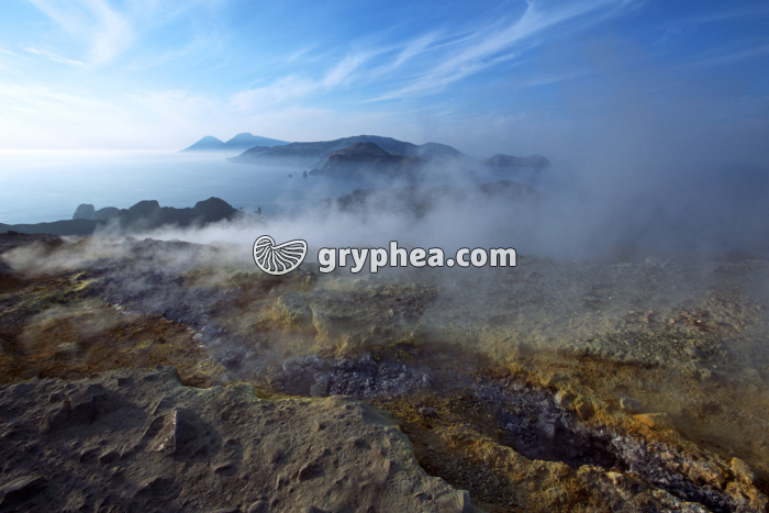 Solfatares sur le bord du cratère du Vulcano (Italie) - gryphea.com